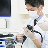 三重県四日市の内科・小児科「杉浦医院」の消化器内科診療風景2