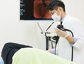 三重県四日市の内科・小児科「杉浦医院」の消化器内科診療風景3